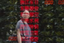 Chinese Stocks Open Red After Week-Long Holiday, Yuan Edges Up