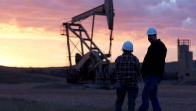 US oil prices drop as inventory builds, production hits record high
