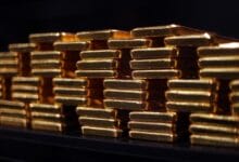 Gold prices hit 1-mth low, copper sinks as risk-off favors dollar