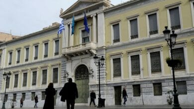 Greek private sector bank deposits drop in October