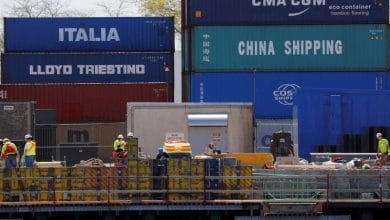 US goods trade deficit narrows; retail inventories rise